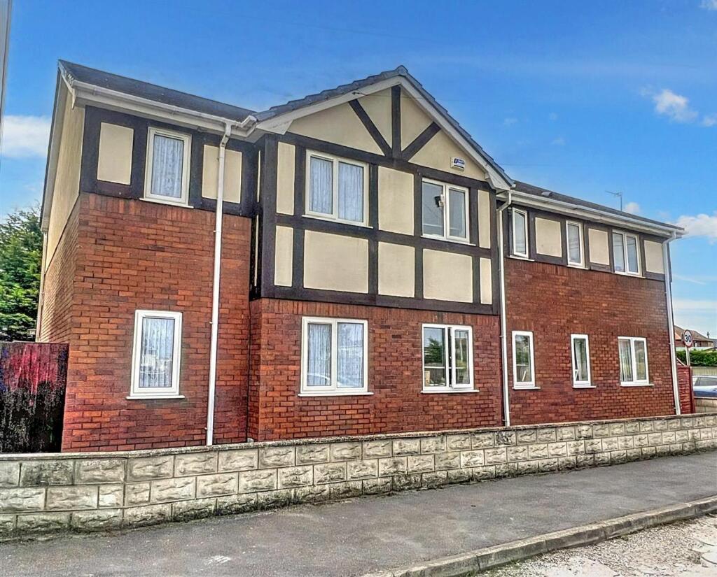 2 bedroom flat for sale in Towyn Road, Abergele, LL22