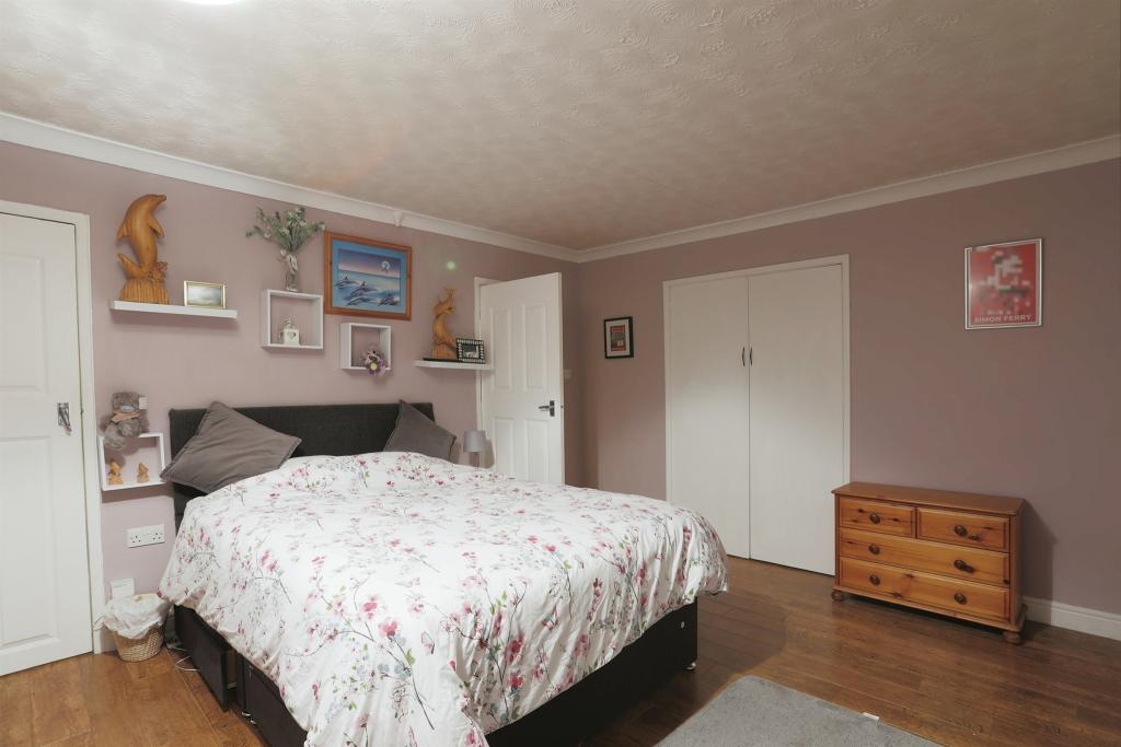 4 bedroom detached bungalow for sale in Milestone Road, Carterton, OX18