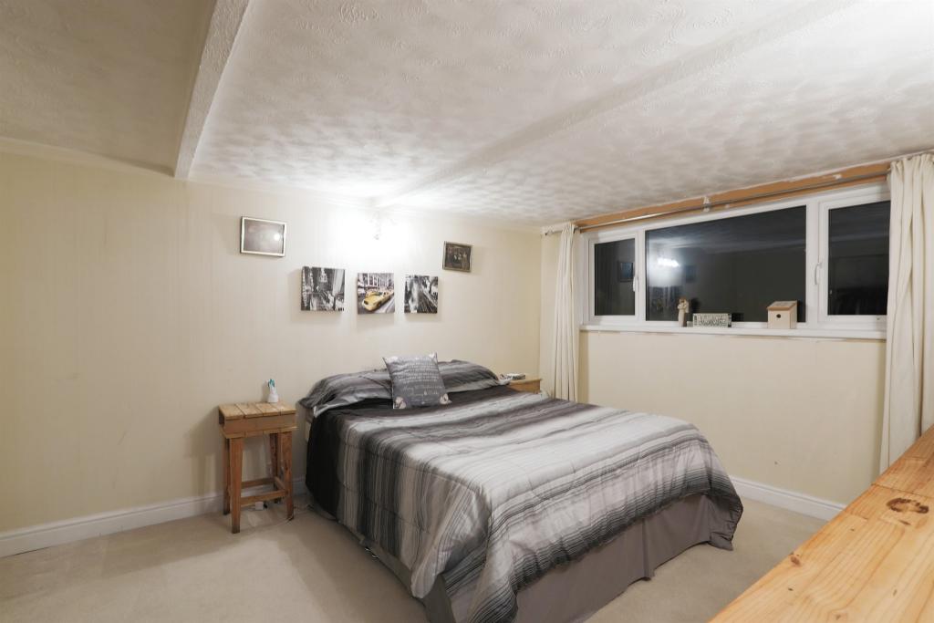 4 bedroom detached bungalow for sale in Milestone Road, Carterton, OX18