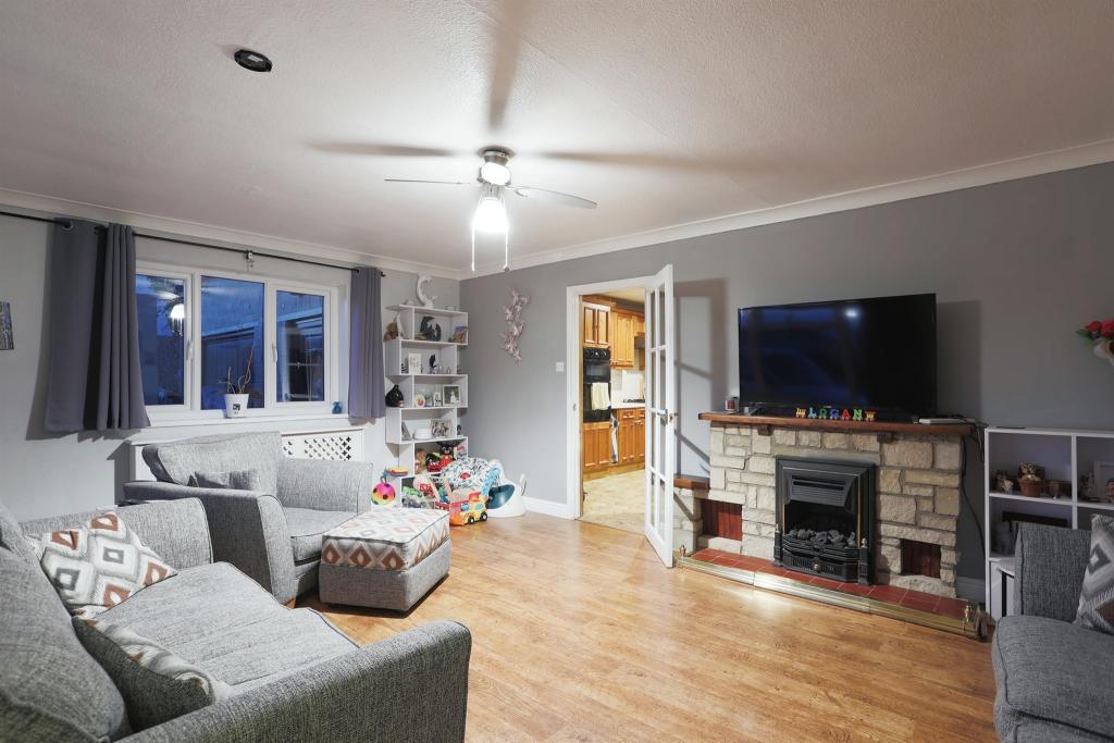 4 bedroom detached bungalow for sale in Milestone Road, Carterton, OX18