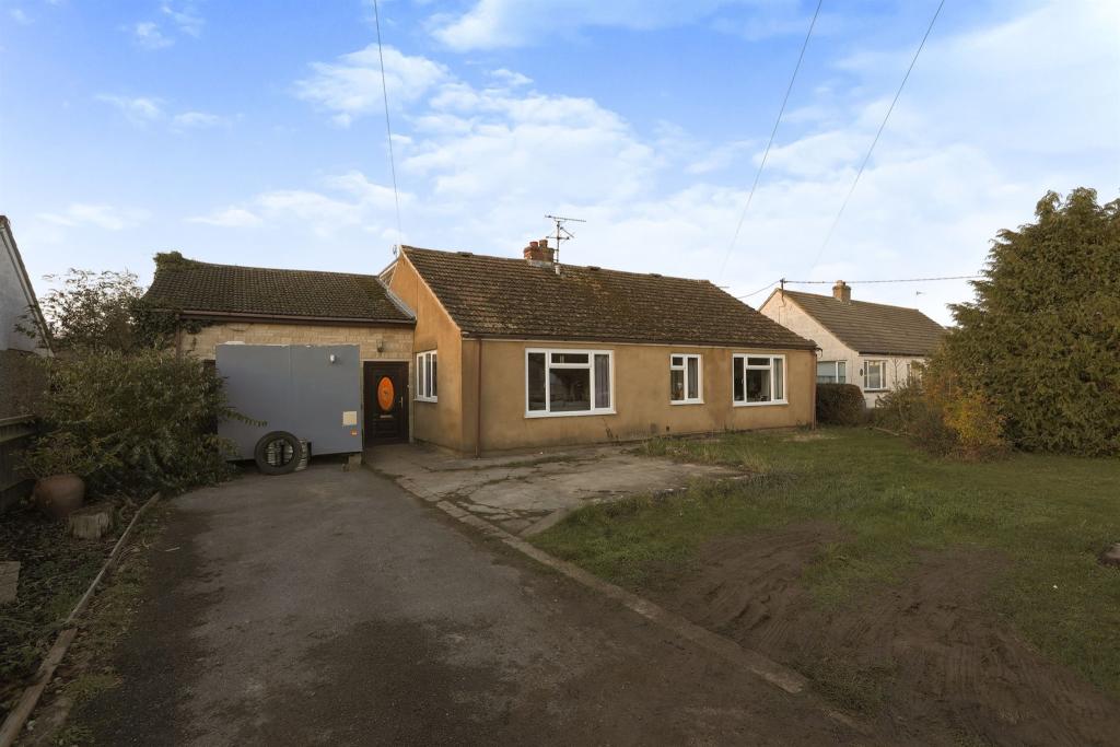 4 bedroom detached bungalow for sale in Milestone Road, Carterton, OX18