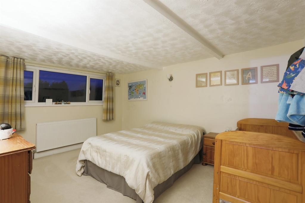 4 bedroom detached bungalow for sale in Milestone Road, Carterton, OX18