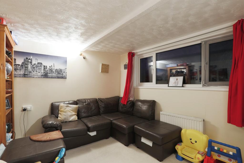 4 bedroom detached bungalow for sale in Milestone Road, Carterton, OX18