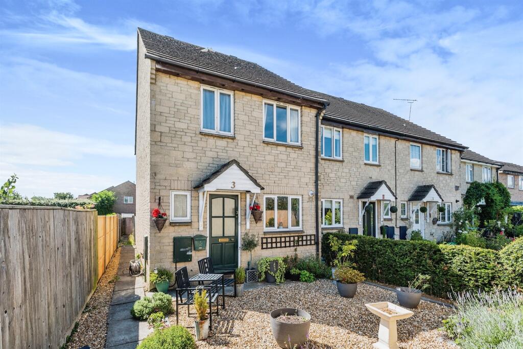 3 bedroom end of terrace house for sale in Hammett Place, Carterton, OX18