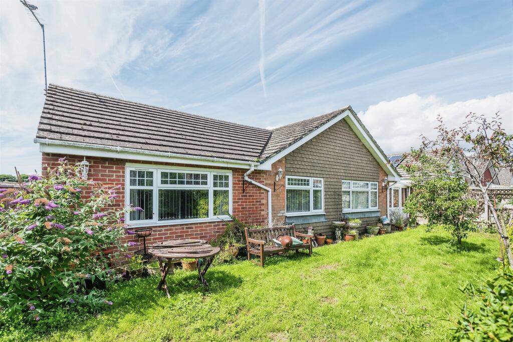 3 bedroom detached bungalow for sale in Connolly Drive, Carterton, OX18