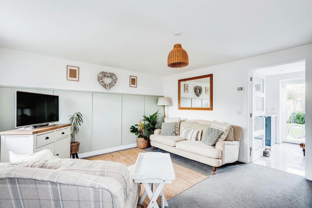 2 bedroom semidetached house for sale in Chelford Court, Carterton, OX18