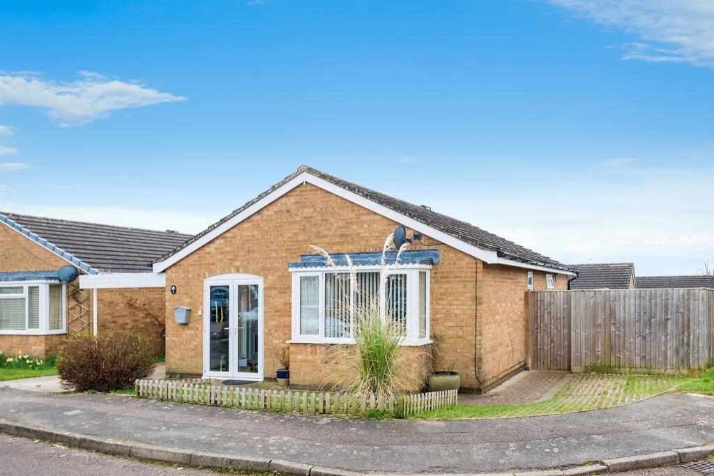 2 bedroom detached bungalow for sale in Garner Close, Carterton, OX18