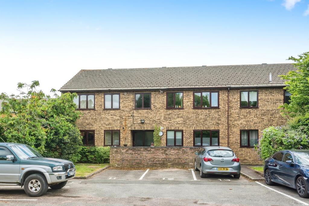 1 bedroom ground floor flat for sale in Dovetrees, Carterton, OX18