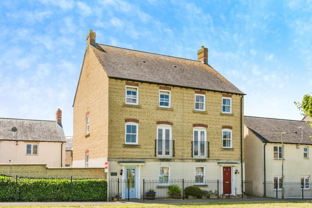 4 bedroom town house for sale in Blackthorn Green, Carterton, OX18