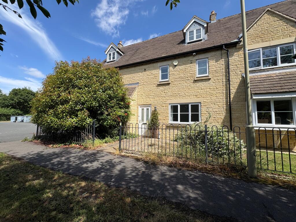 Main image of property: Oaks Meade, Carterton