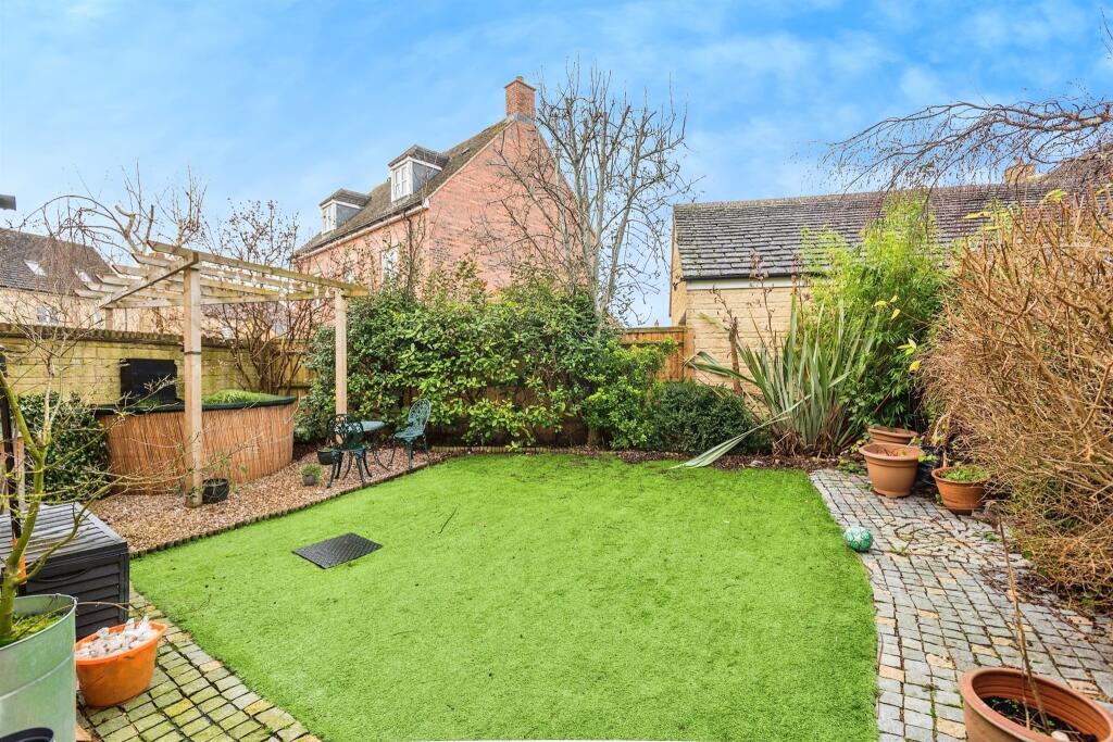 4 bedroom detached house for sale in Berryfield Way, Carterton, OX18