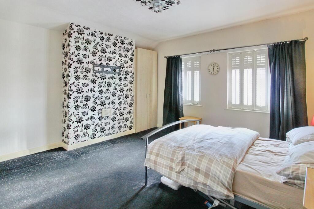 4 bedroom terraced house for sale in Bury Old Road, Prestwich, M25