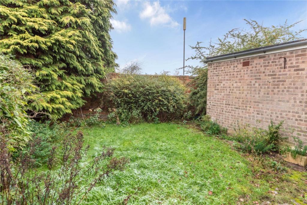 3 bedroom end of terrace house for sale in Speen Lodge Court, Speen