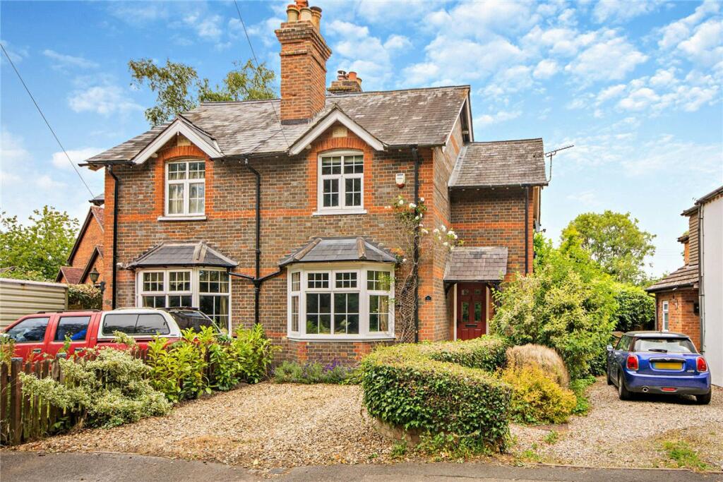 3 bedroom semidetached house for sale in Ermin Street, Stockcross