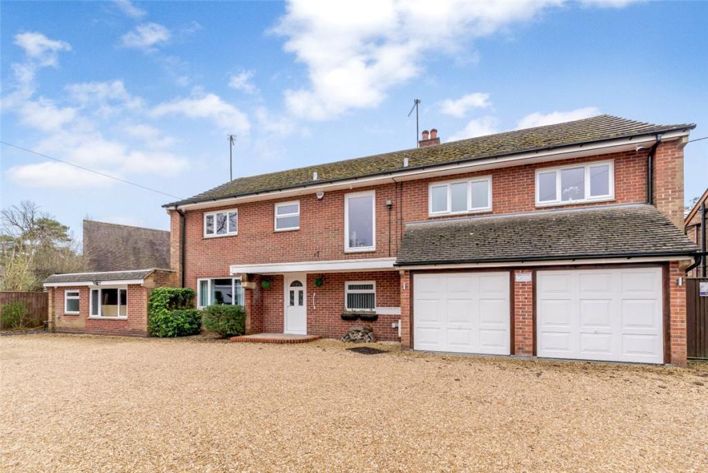 4 bedroom detached house for sale in Ashmore Green Road, Cold Ash