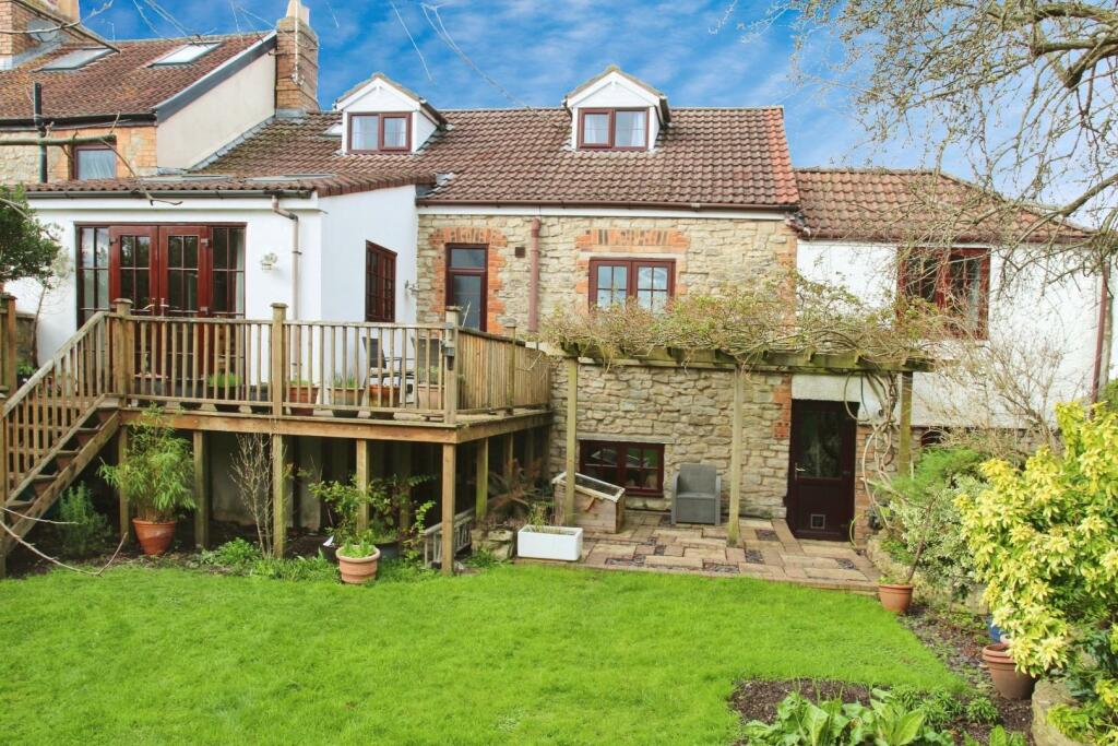 4 bedroom end of terrace house for sale in Albert Road, Keynsham