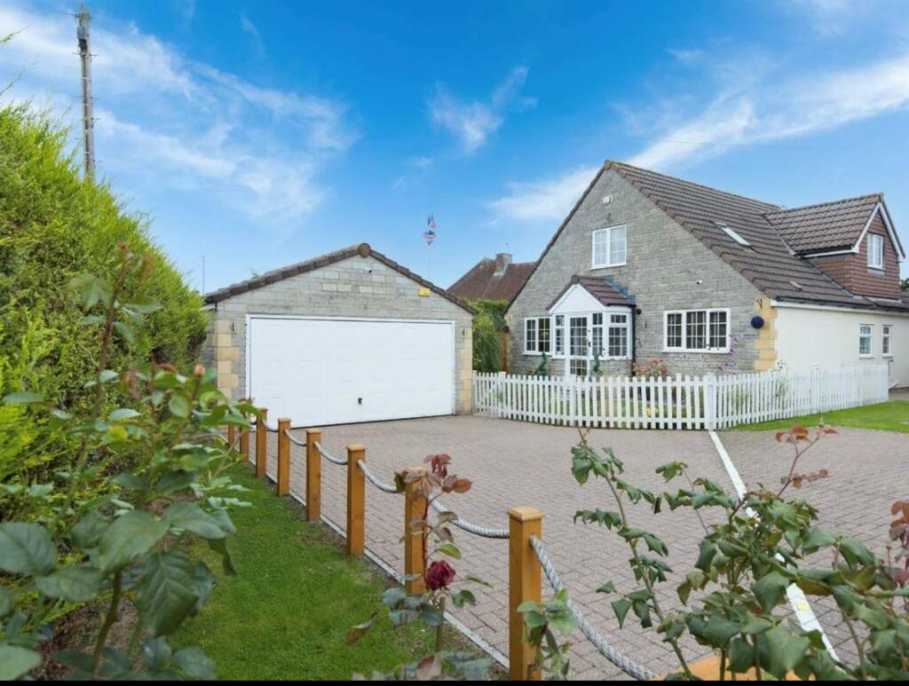 3 bedroom detached house for sale in Staunton Lane, Whitchurch Village