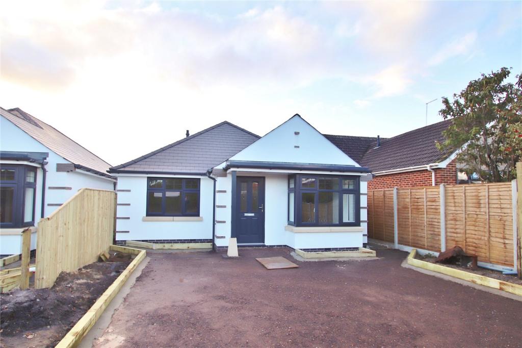 2 bedroom bungalow for sale in Woodlinken Close, Verwood, Dorset, BH31