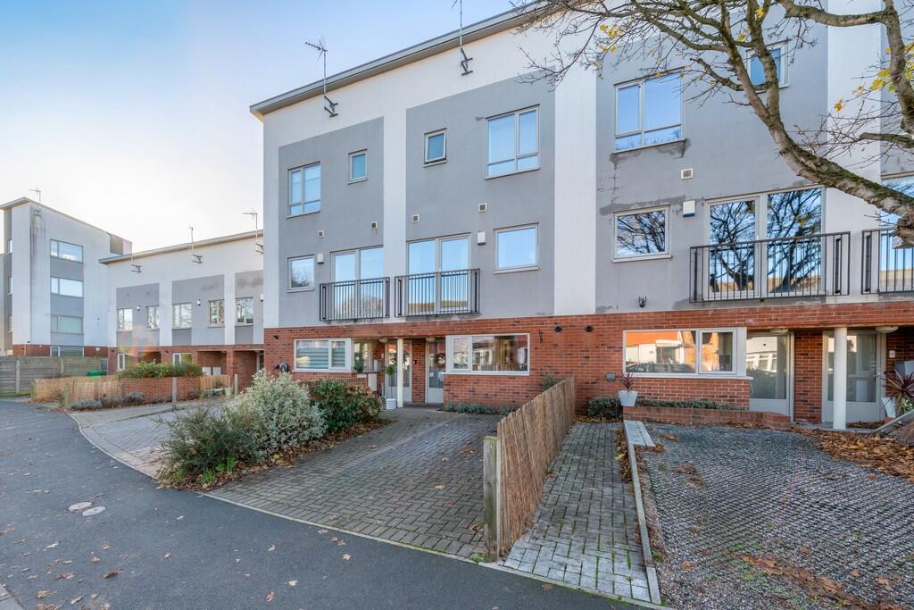 Main image of property: Wilford Crescent West, Nottingham