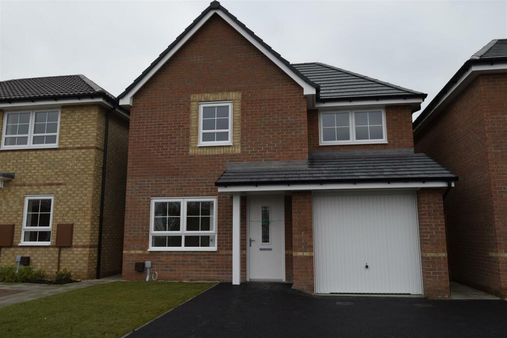 3 bedroom detached house for rent in Slingsby Drive, Fernwood, Newark, NG24