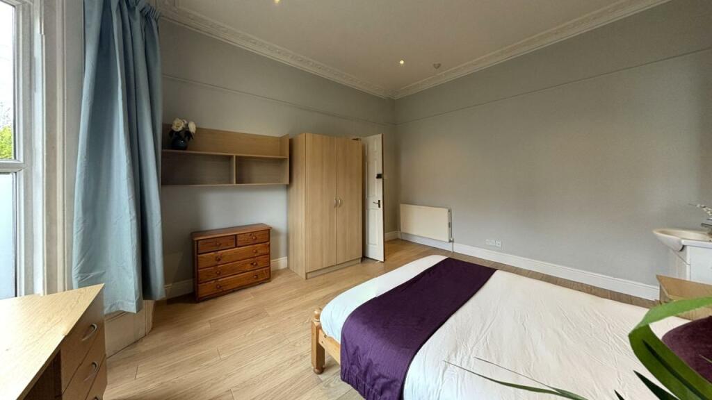 Main image of property: Large Double Room in Bedford Place