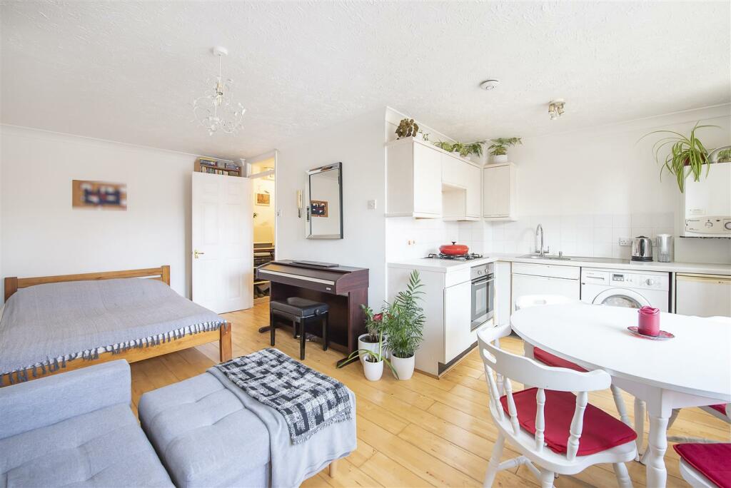 Studio flat for sale in Balfour Court, Station Road, Harpenden, AL5