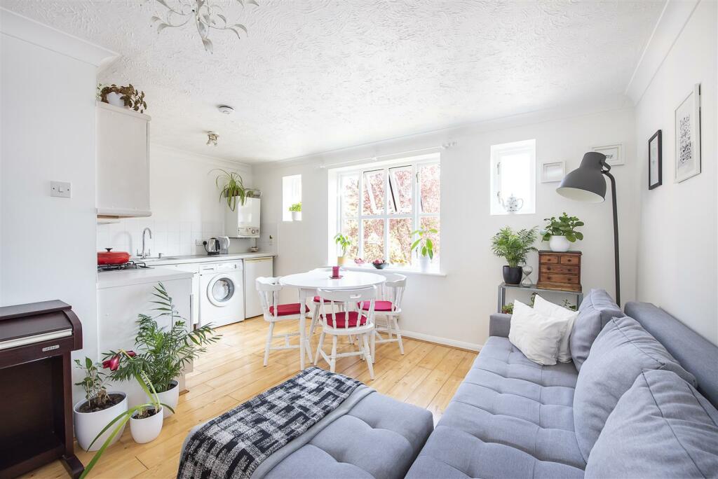 Studio flat for sale in Balfour Court, Station Road, Harpenden, AL5