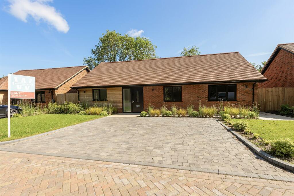 3 bedroom detached bungalow for sale in Hatching Green, Harpenden, AL5