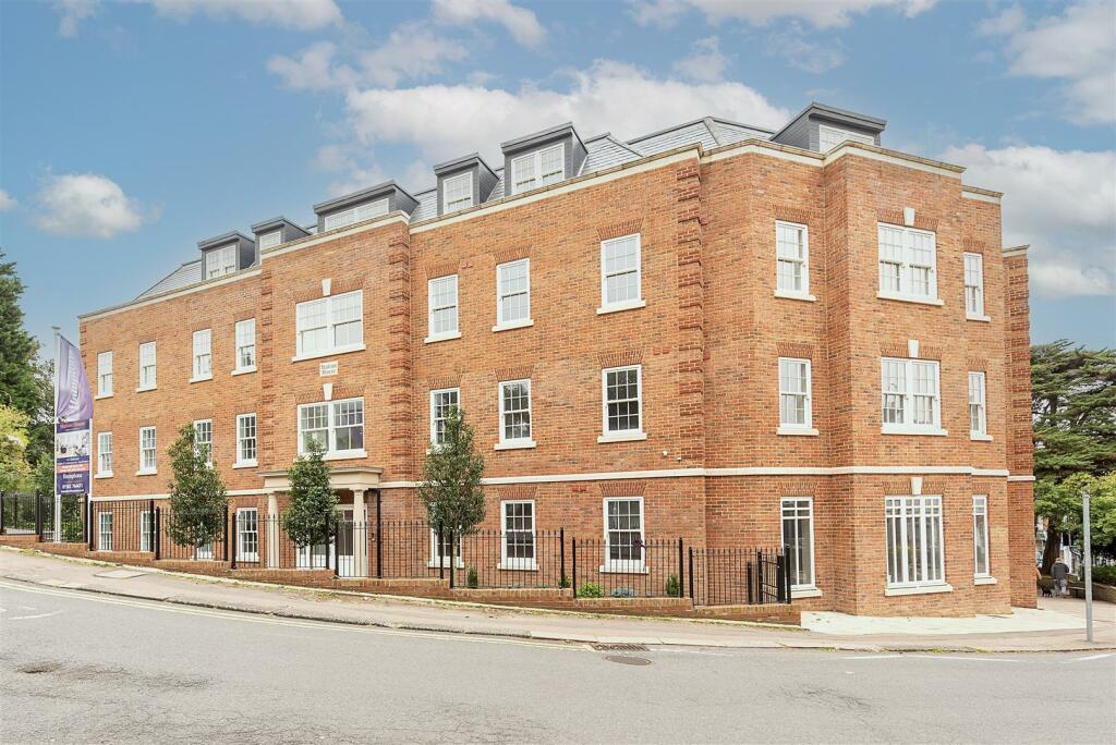 2 bedroom flat for sale in Station Approach, Harpenden, AL5