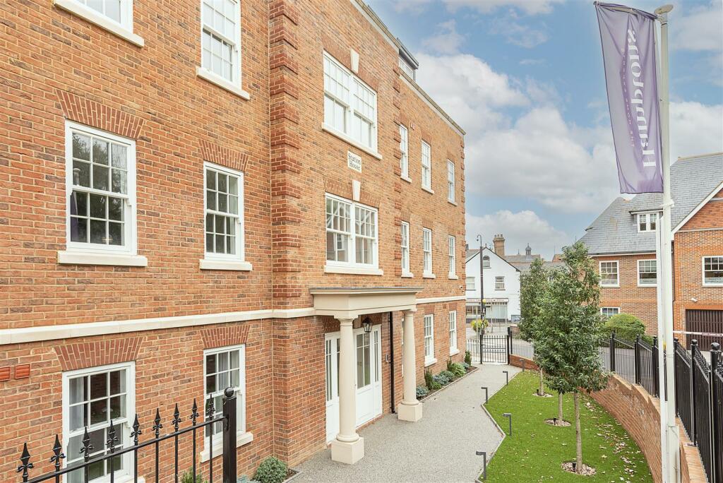 2 bedroom flat for sale in Station Approach, Harpenden, AL5