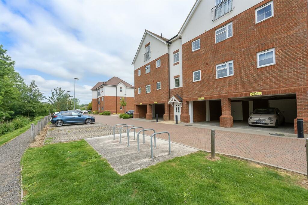 2 bedroom flat for sale in Millstone Way, Harpenden, AL5