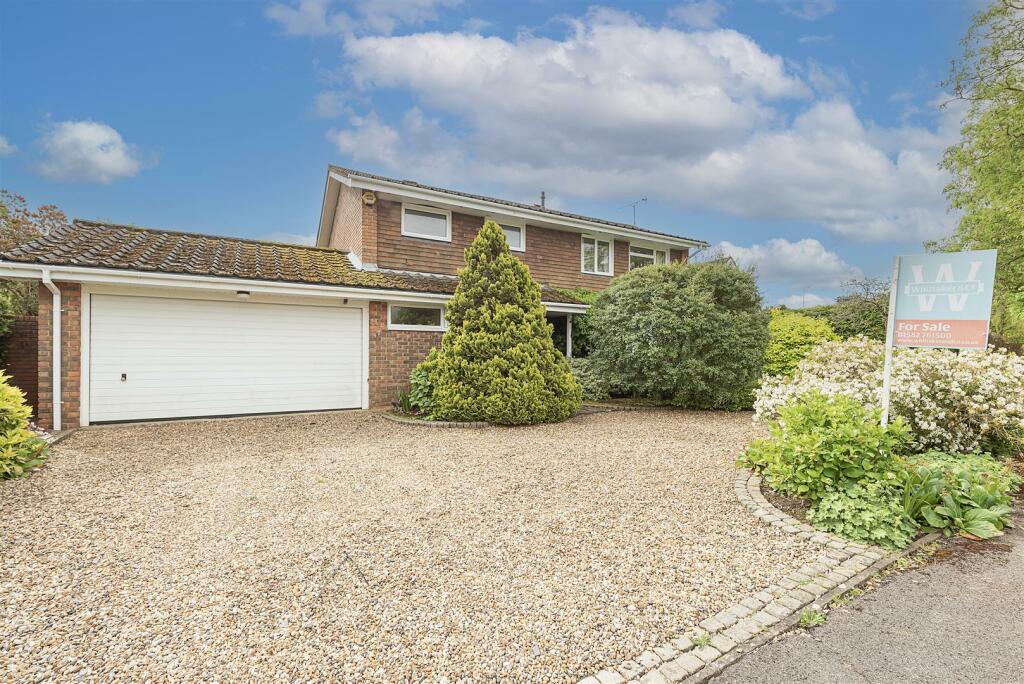 4 bedroom detached house for sale in The Deerings, Harpenden, AL5