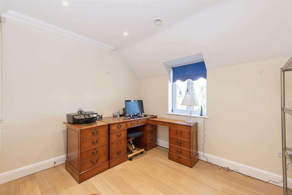 Additional property image - Avenue St. Nicholas, Harpenden