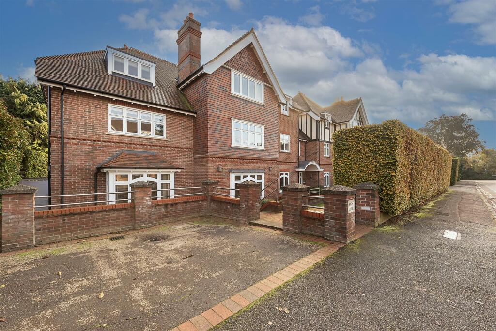Additional property image - Avenue St. Nicholas, Harpenden