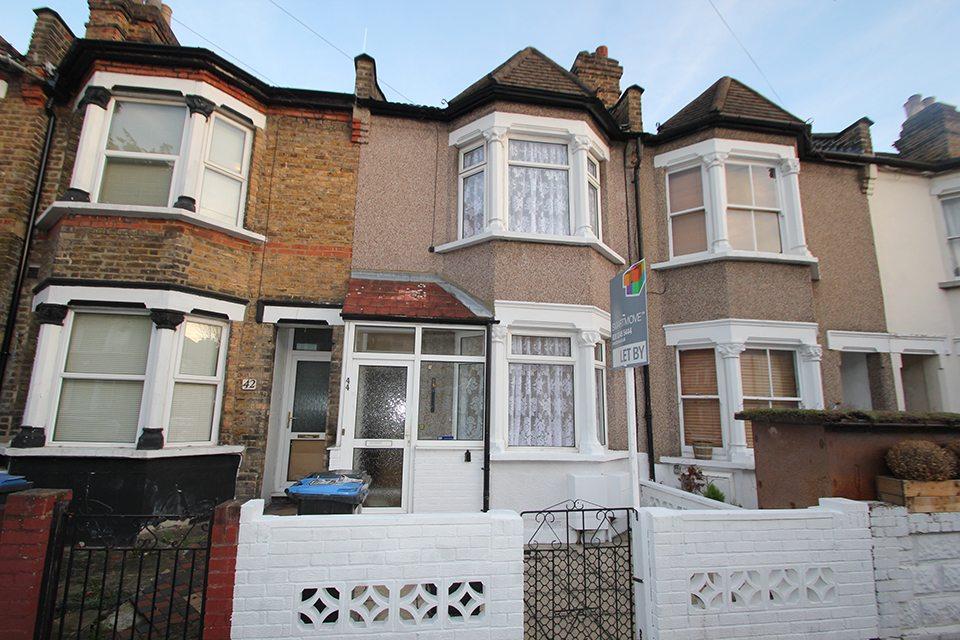 3 bedroom terraced house for rent in Gordon Road, N9