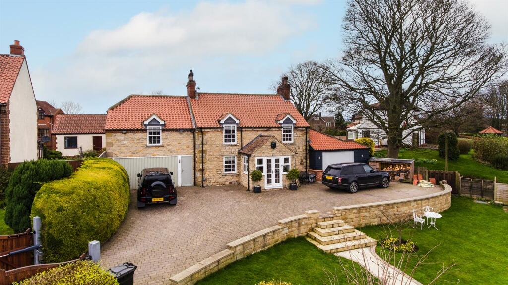 5 bedroom detached house for sale in Station View, Crossgates, Scarborough, YO12