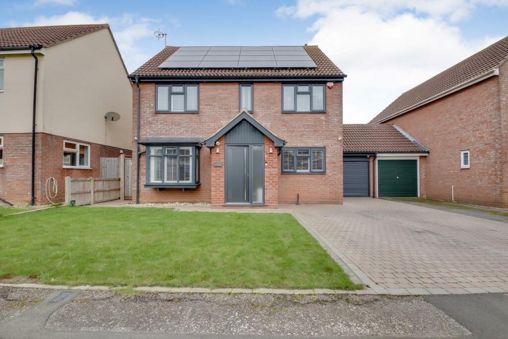 4 bedroom detached house for sale in Chestnut Close, Rushmere St