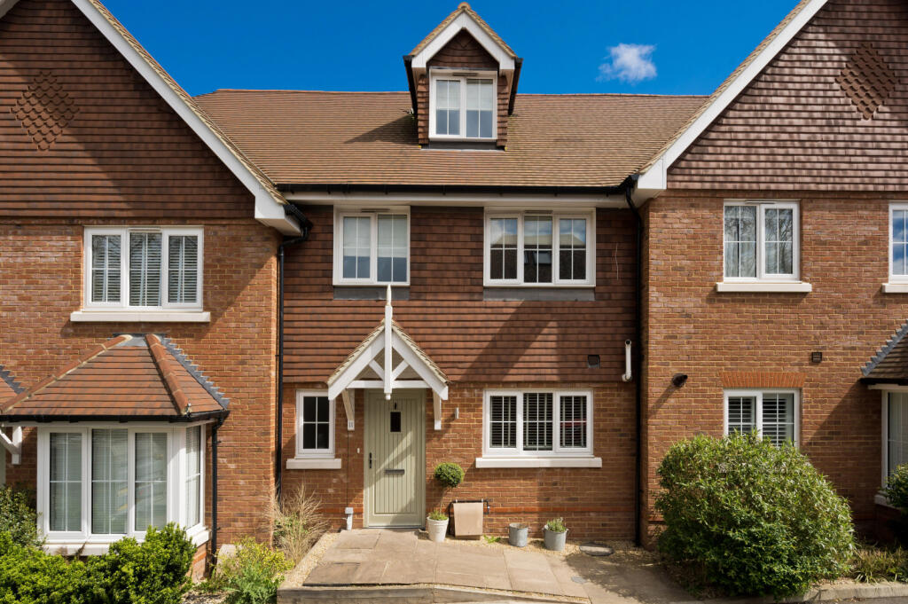 4 bedroom terraced house for rent in Grove Close, Wrecclesham, Farnham