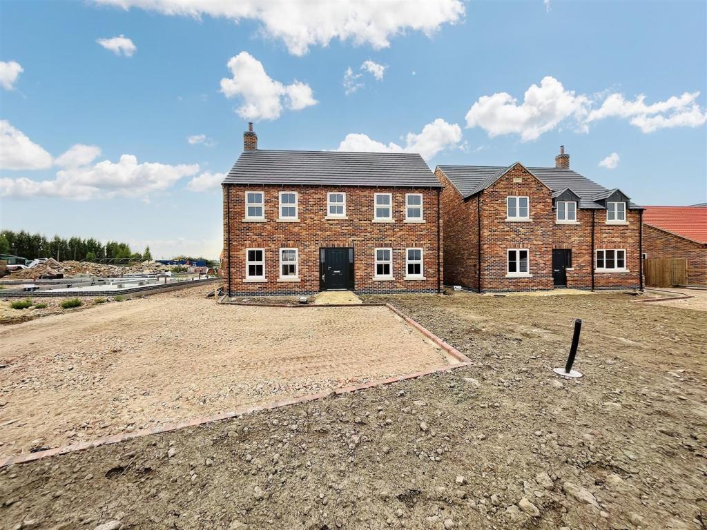 5 bedroom detached house for sale in Moulton Chapel Road, Moulton