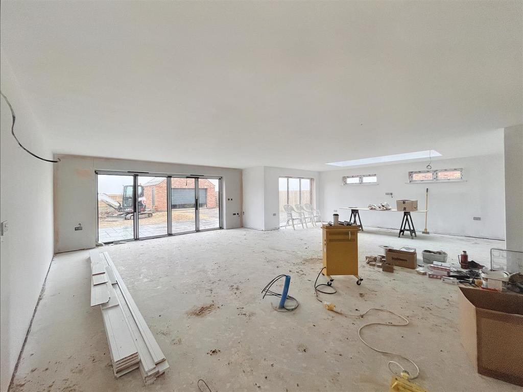 5 bedroom detached house for sale in Moulton Chapel Road, Moulton