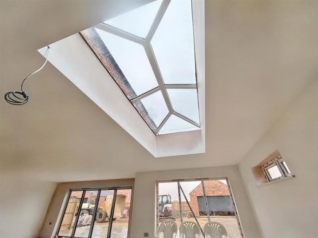5 bedroom detached house for sale in Moulton Chapel Road, Moulton