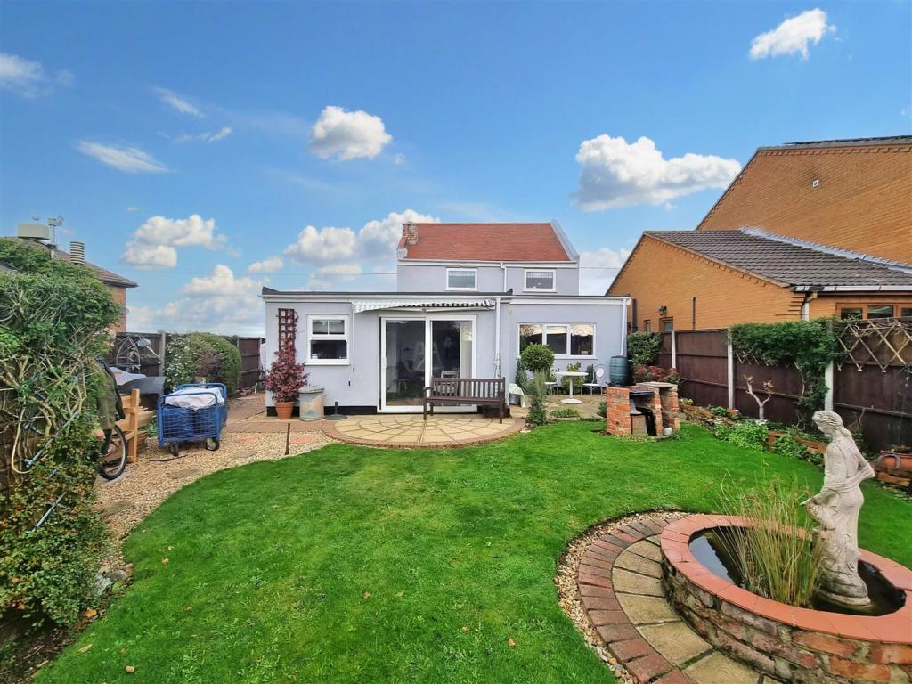 3 bedroom detached house for sale in Starlode Drove, West Pinchbeck, PE11