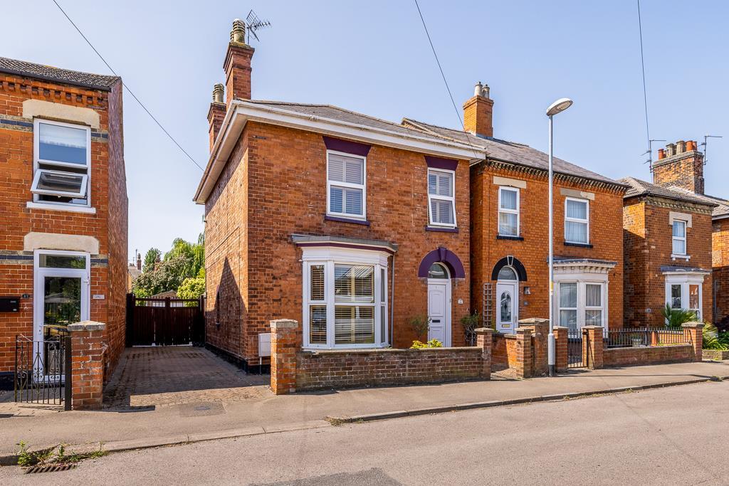 4 bedroom detached house
