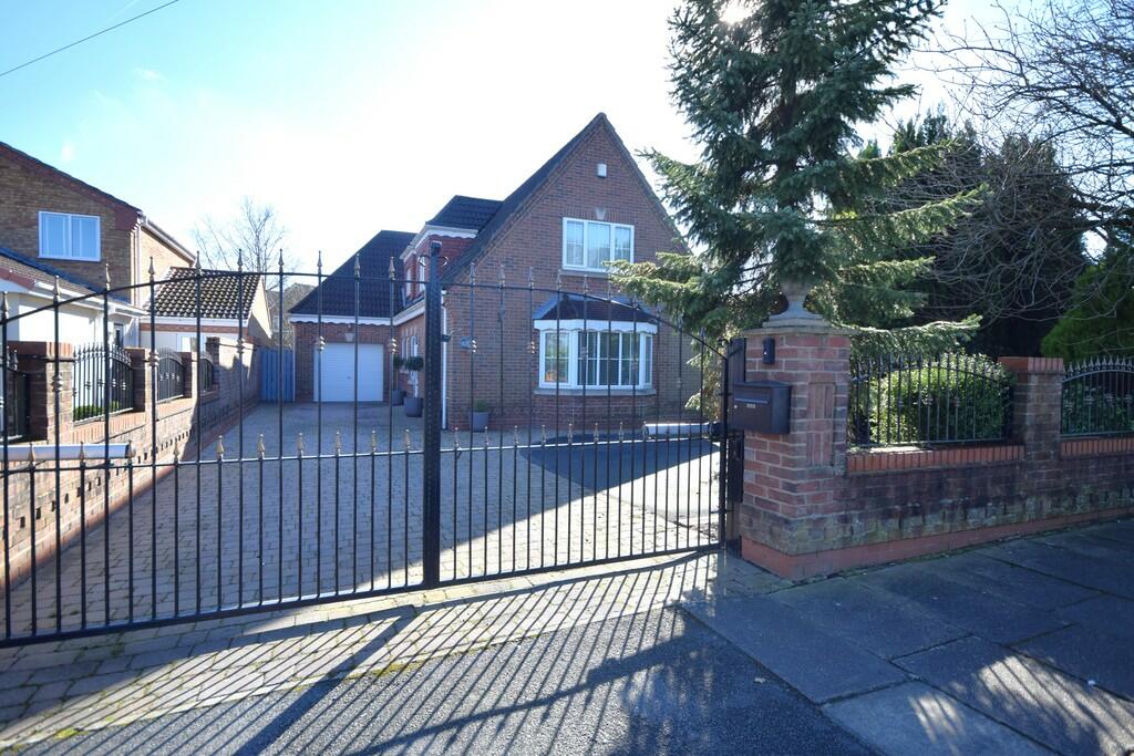 4 bedroom detached house for sale in 8 Plumpton Park Road, DN4
