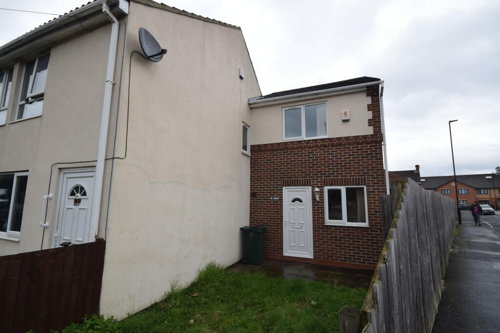 2 bedroom end of terrace house for rent in Ellis Crescent, New Rossington, DN11