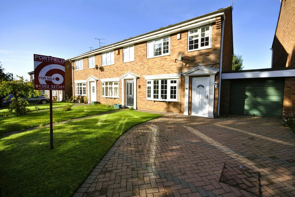 3 bedroom town house for sale in Nettle Croft, Tickhill, Doncaster, DN11