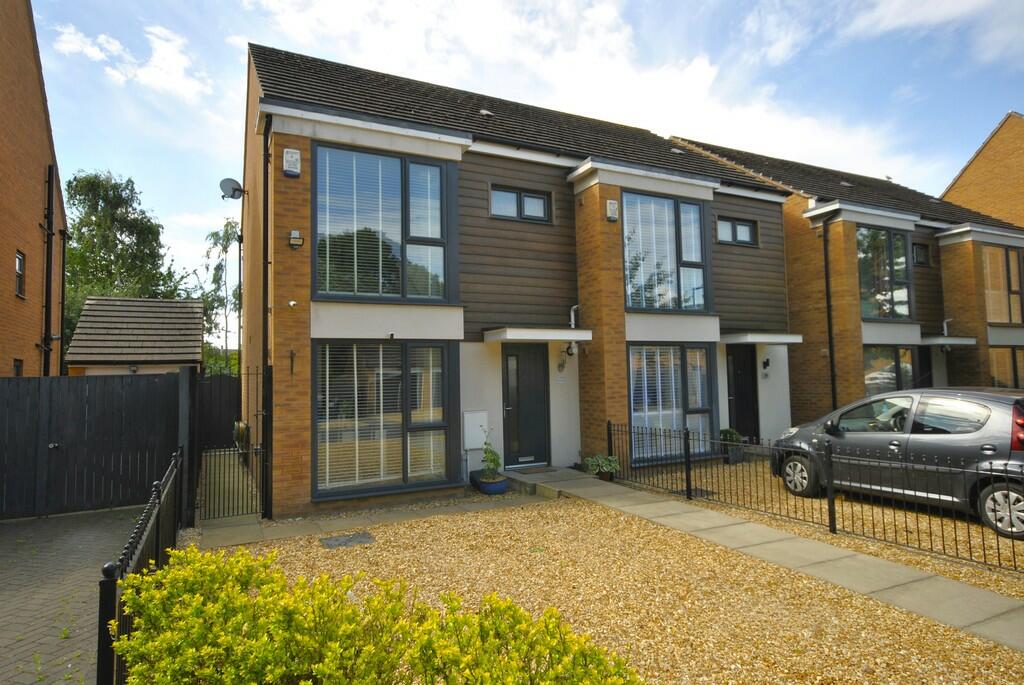 3 bedroom semidetached house for sale in Pasture Way, Tickhill, DN11