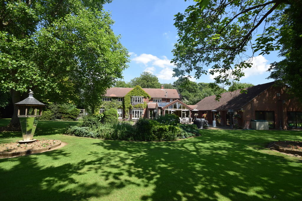 5 bedroom detached house for sale in Manor Road, Hatfield, Doncaster, DN7