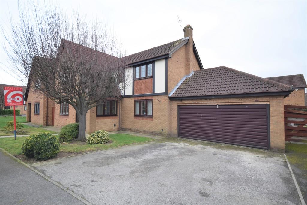 4 bedroom detached house for sale in Farnborough Drive, Doncaster, DN4