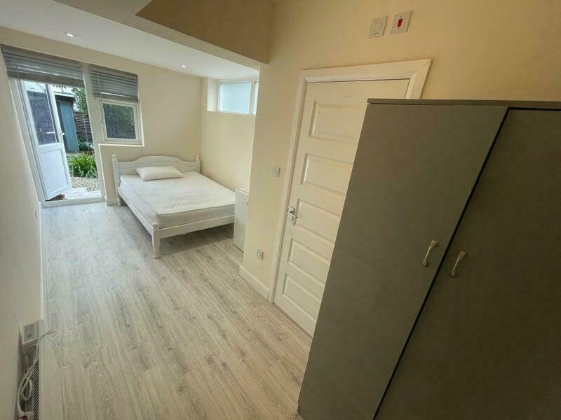 Studio flat for rent in Empire Road, Perivale, Middlesex, UB6